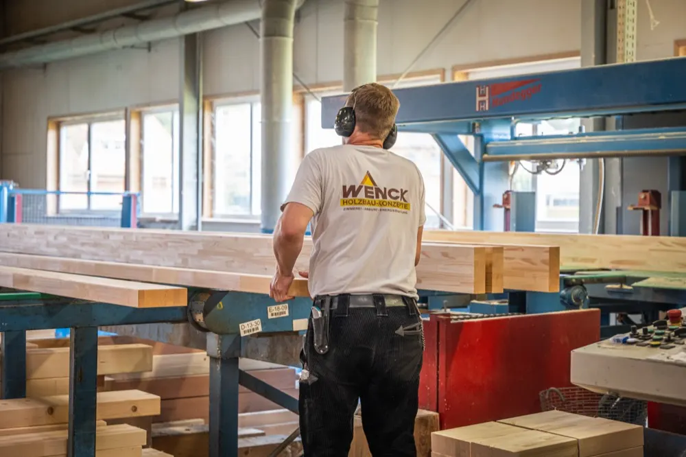 Holzrahmenbau-Element wird per Kran montiert